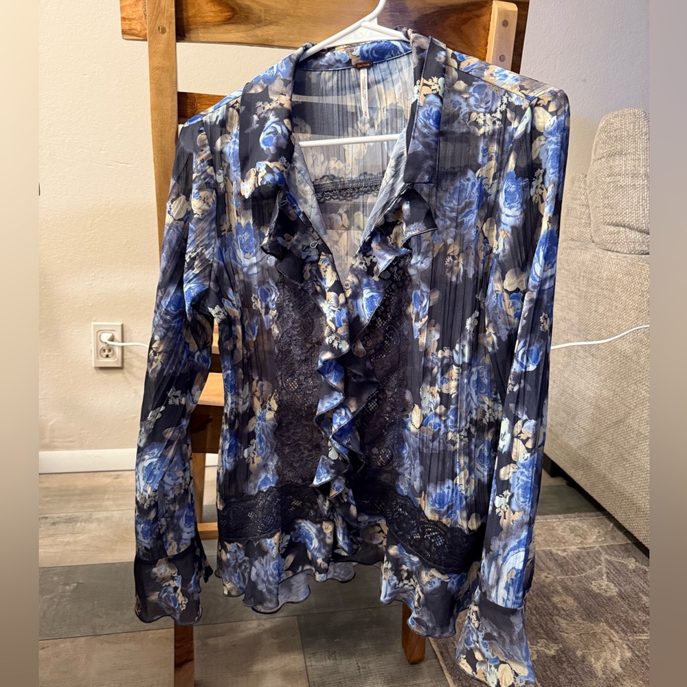 Free People floral ruffle and lace blouse. Size medium.